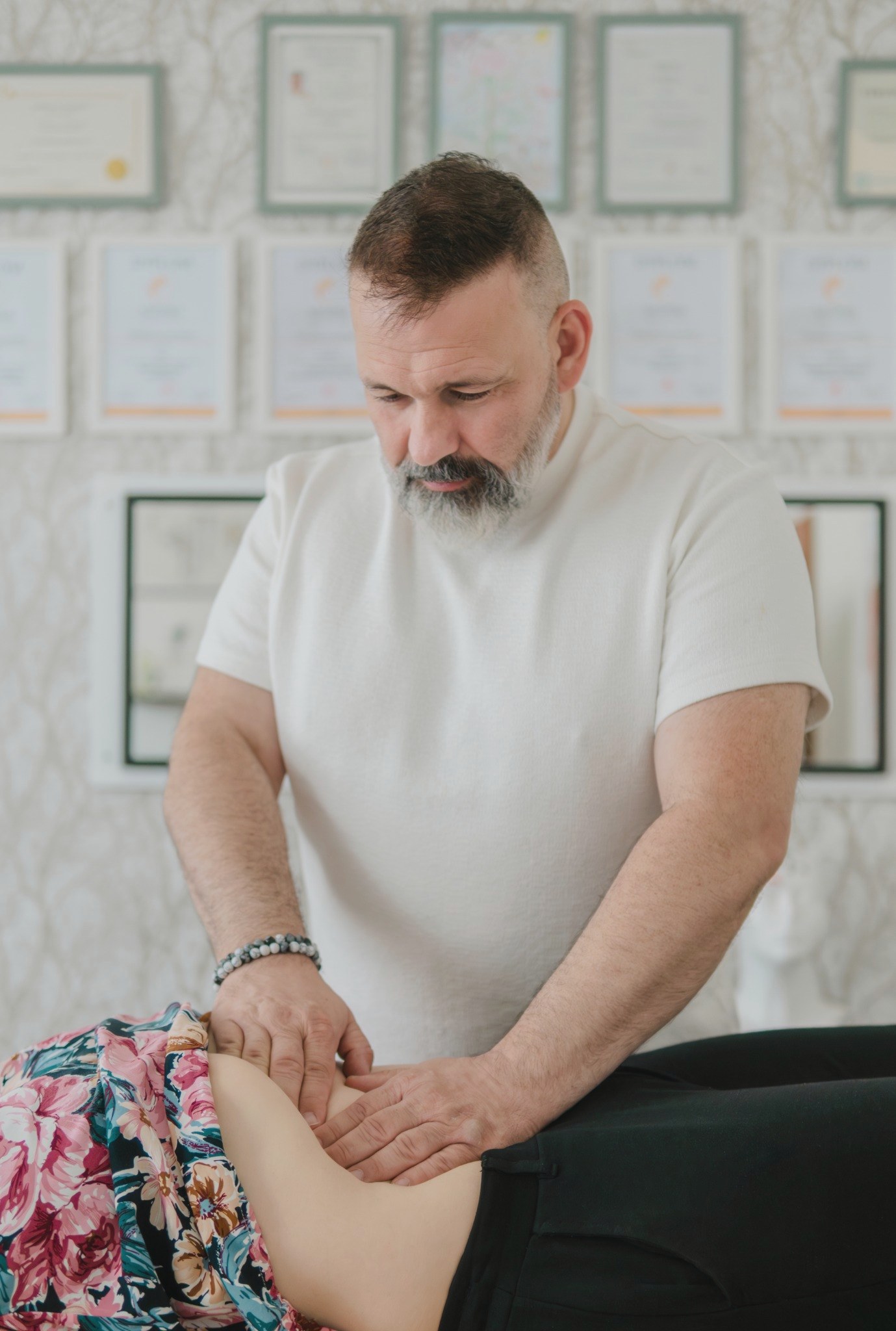 Tomasz Kuszewicz podczas pracy z pacjentką